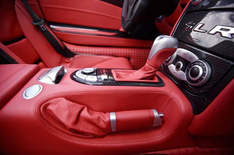 Детали интерьера Mercedes-Benz SLR McLaren Roadster by Brabus (R199) 2008 года  (фото 10 из 61)